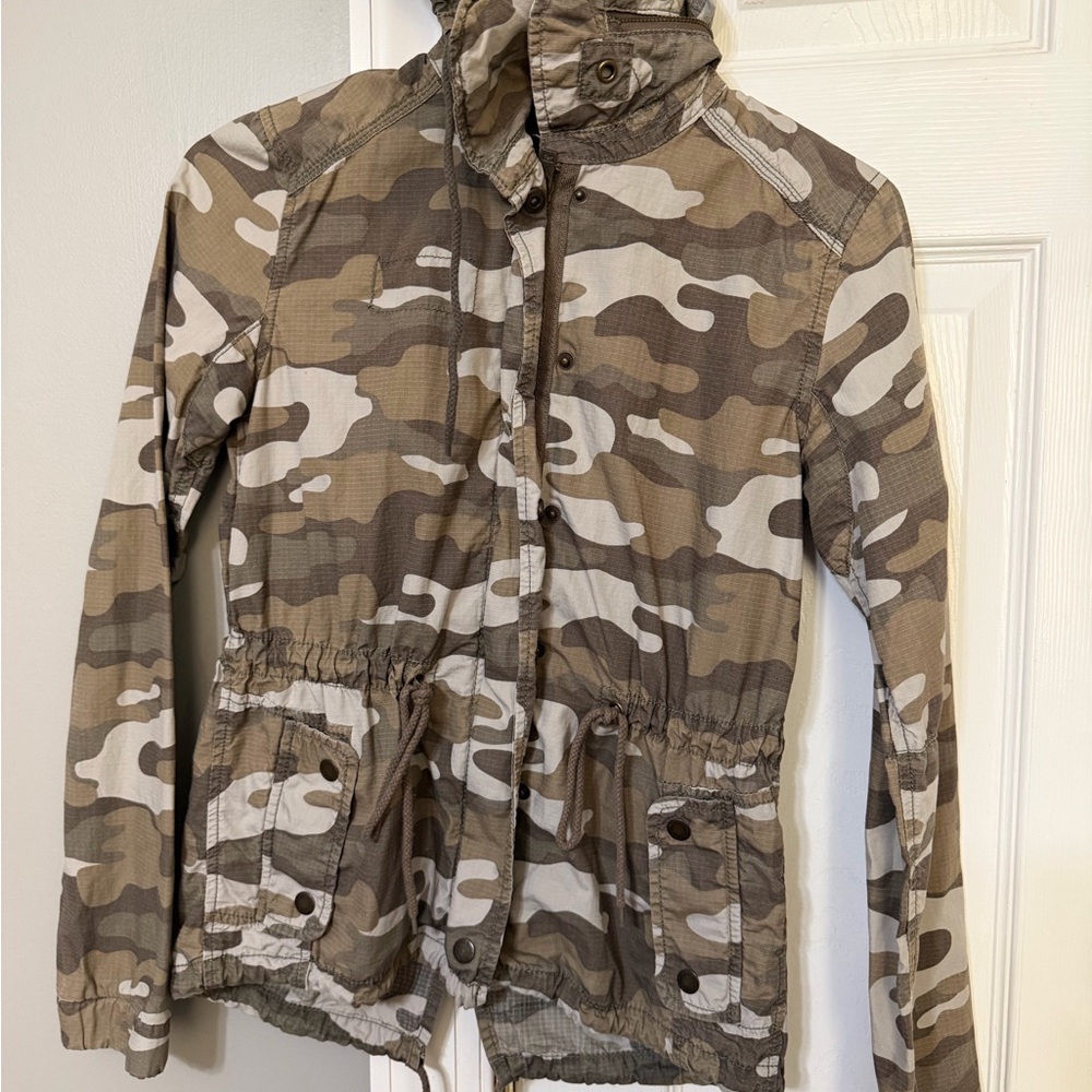 American Eagle Outfitters Olive and Tan Camo Anorak